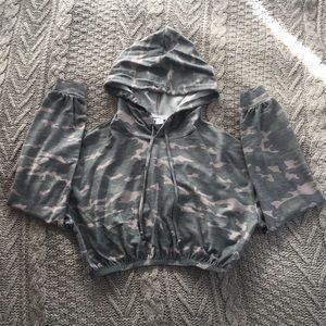 Camo crop hoodie